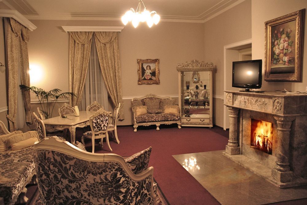 Zamek Kamenny Dvur Hotel Mostov ภายนอก รูปภาพ