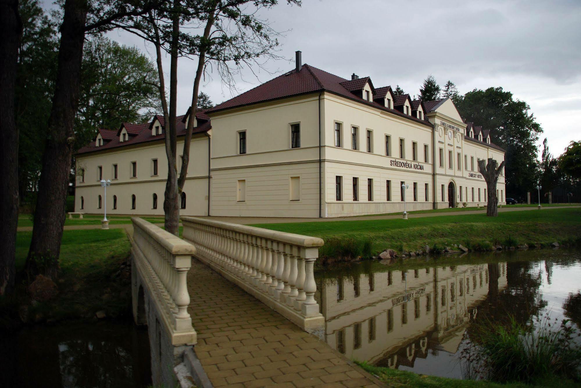 Zamek Kamenny Dvur Hotel Mostov ภายนอก รูปภาพ