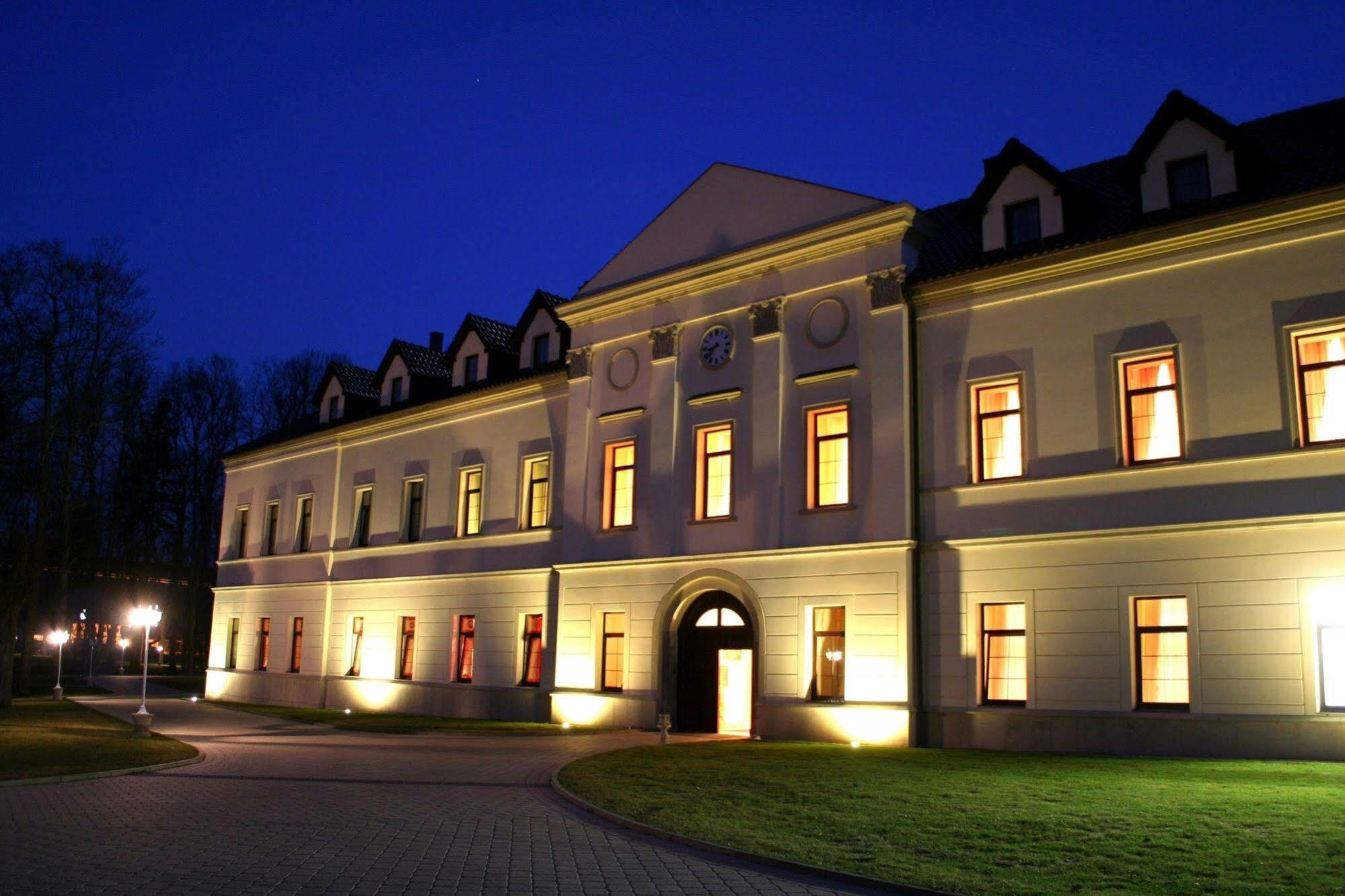 Zamek Kamenny Dvur Hotel Mostov ภายนอก รูปภาพ