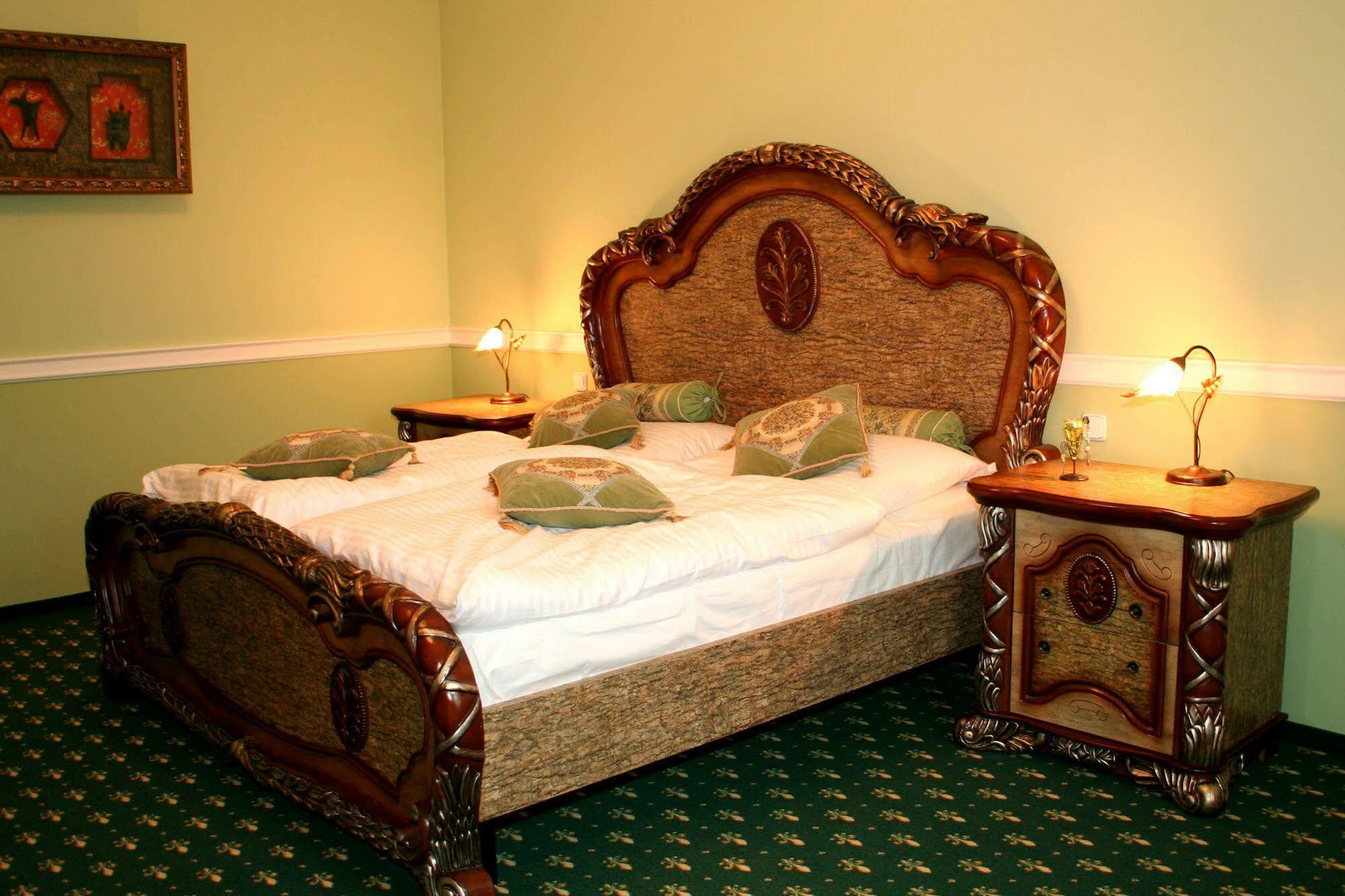 Zamek Kamenny Dvur Hotel Mostov ภายนอก รูปภาพ