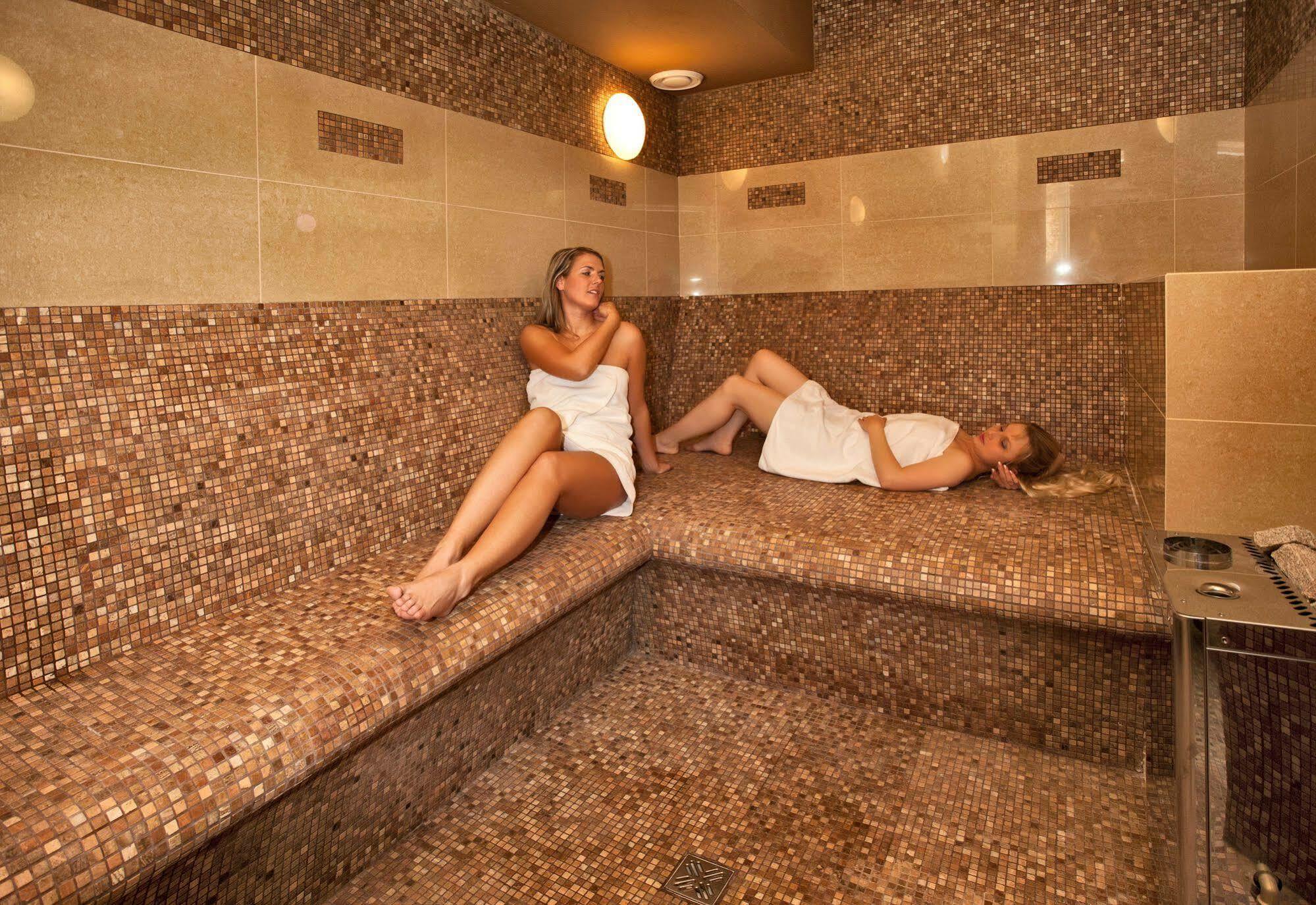 Zamek Kamenny Dvur Hotel Mostov ภายนอก รูปภาพ