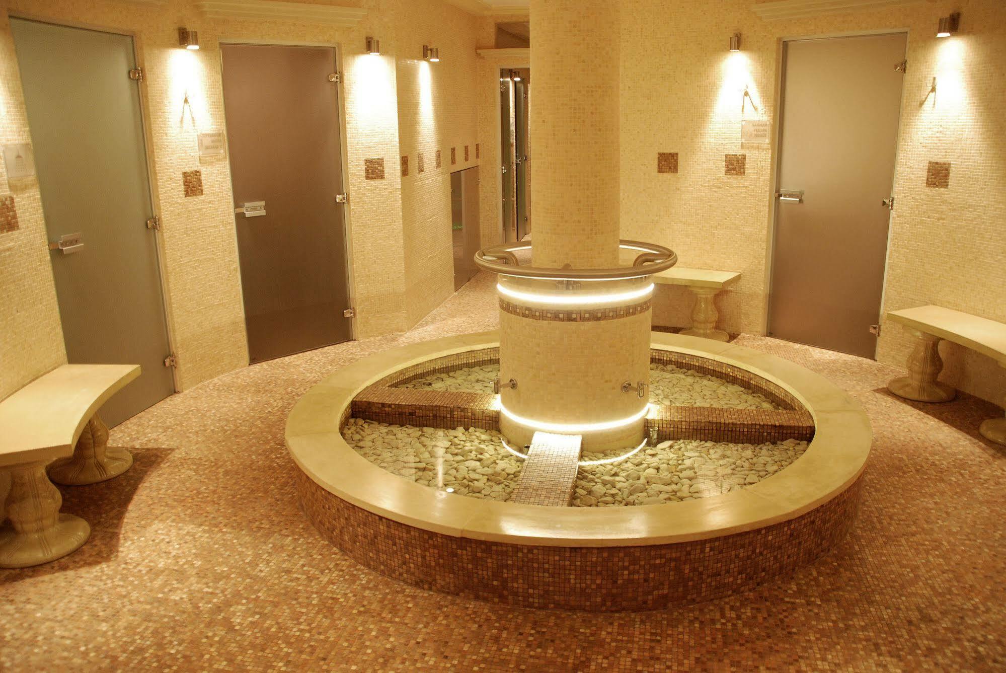Zamek Kamenny Dvur Hotel Mostov ภายนอก รูปภาพ