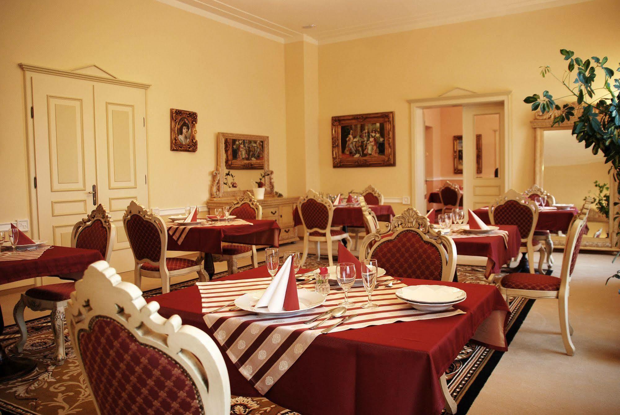 Zamek Kamenny Dvur Hotel Mostov ภายนอก รูปภาพ