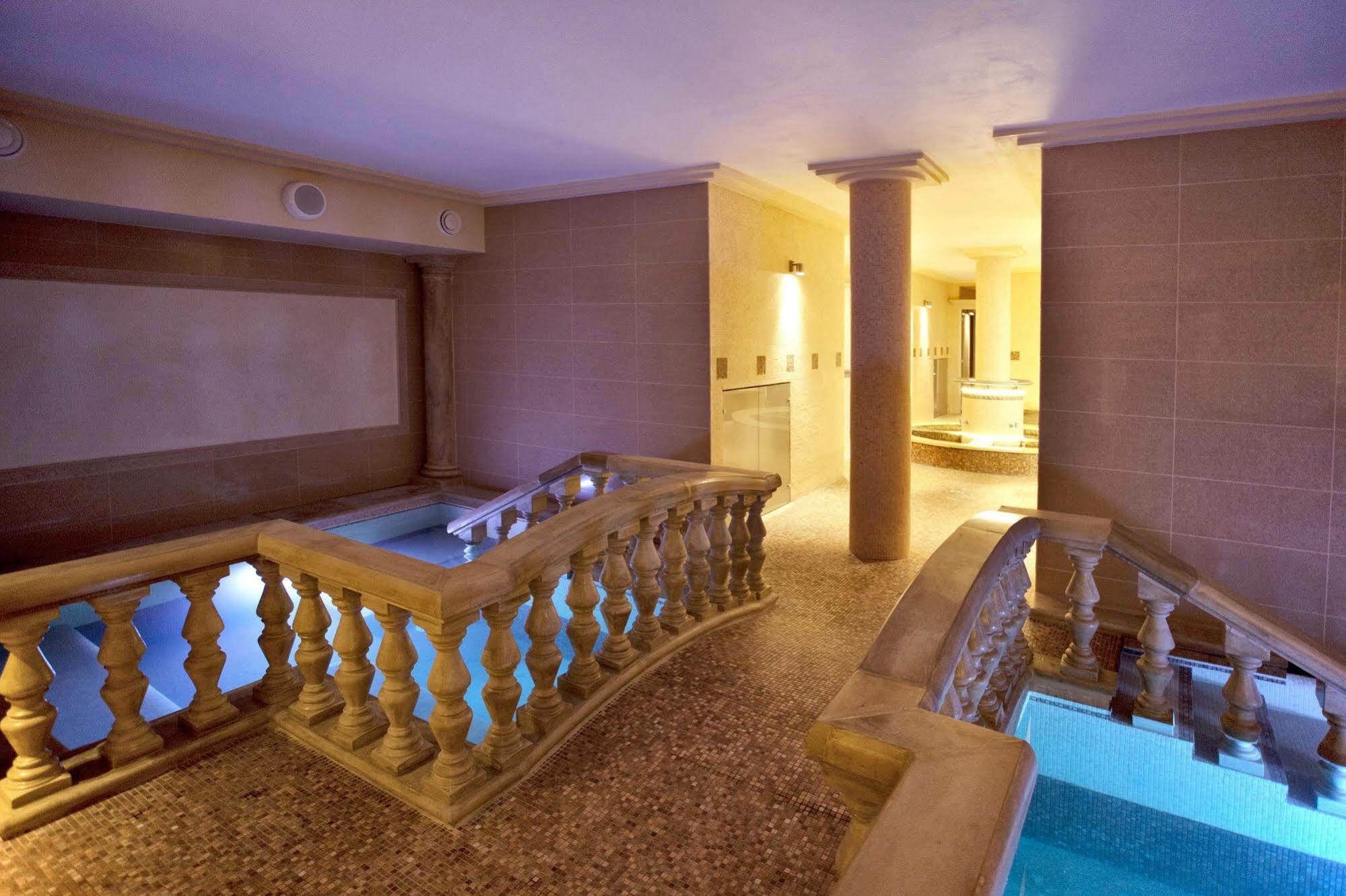 Zamek Kamenny Dvur Hotel Mostov ภายนอก รูปภาพ