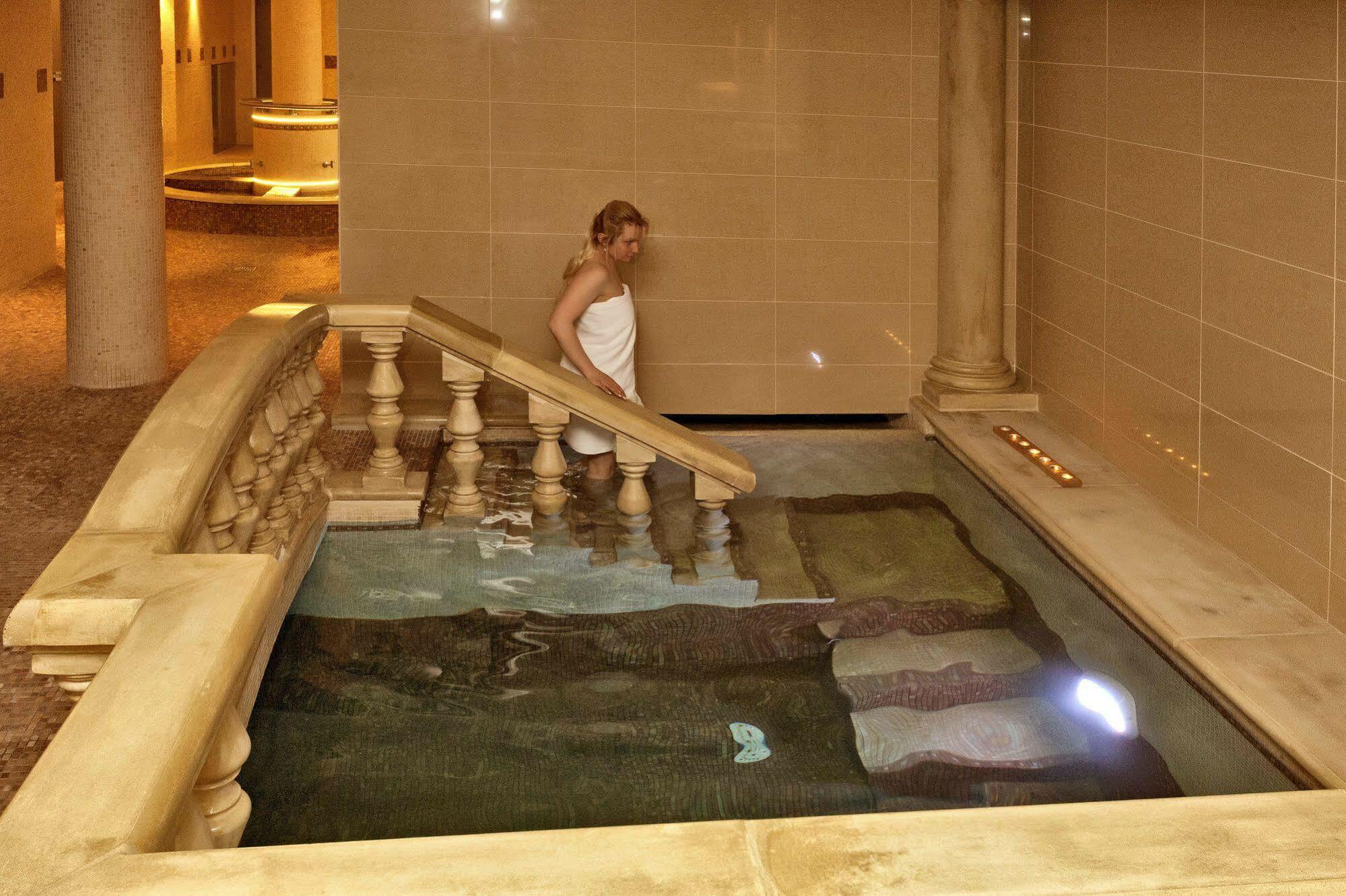 Zamek Kamenny Dvur Hotel Mostov ภายนอก รูปภาพ