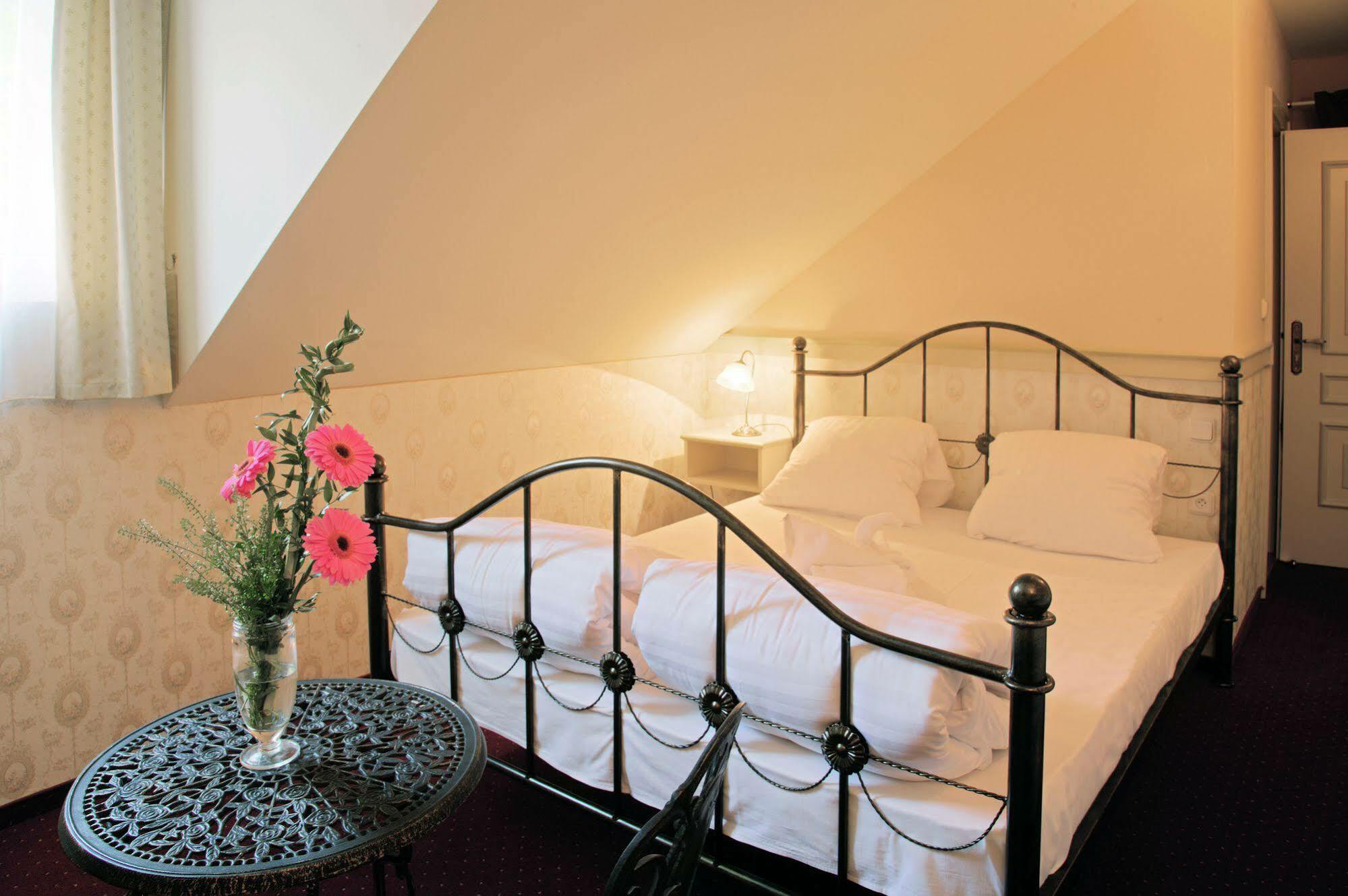 Zamek Kamenny Dvur Hotel Mostov ภายนอก รูปภาพ
