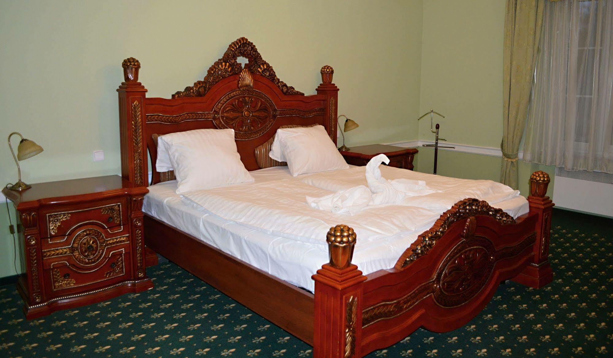 Zamek Kamenny Dvur Hotel Mostov ภายนอก รูปภาพ