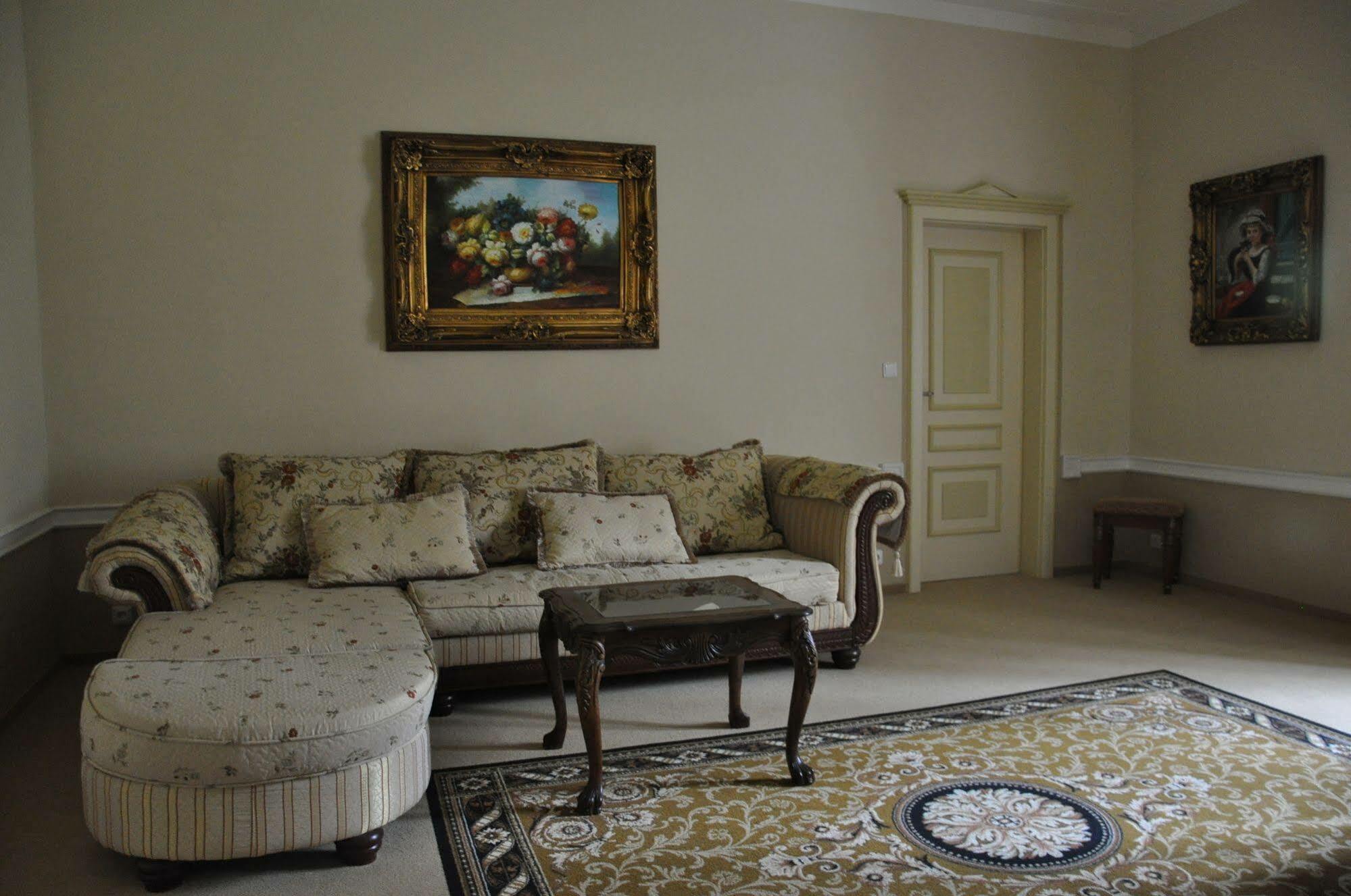 Zamek Kamenny Dvur Hotel Mostov ภายนอก รูปภาพ